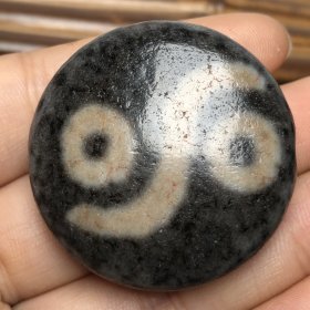 区回流老料高油包浆血丝天眼八卦佛牌 尺寸：38*14毫米 重量32.9克 祛尽邪恶,吉祥交好运。 长寿多福。八卦，见于《周易·系辞下》云：“古者包牺氏之王天下也，仰则观象于天，俯则观法于地；观鸟兽之文与地之宜；近取诸身，远取诸物，于是始作八卦，以通神明之德，以类万物之情。”八卦生自太极、两仪、四象中，“四象生八卦”。