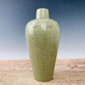 宋越窑凤纹纹花瓶，高32厘米，直径16厘米