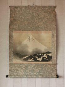 日本名画复制品，横山大观画富士山挂轴。纸本纸裱，画芯35×48，木制轴头，品相老，背面有粘贴。