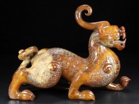 精品和田玉，独角兽，玉质细腻，包浆厚重，沁色入骨，雕工精细，局部带有红沁，品相完美，细节如图，长31宽11高24厘米，重5270克，