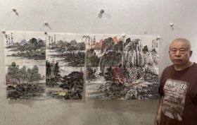王本杰老师合影小精品，加拿大皇家艺术学院客座教授，福布斯中国艺术名人榜。《美国》中国画学会理事。民革中央画院画家。首都博物馆书画院专职画家文化部全国青联委员。被中国书画报评为 2009 年年度人物被中国书画报评为 2008 年度人物，被美术报评为最具升值潜力画家《名家山水》《中国当代实力派画家王本杰》《中国画十家王本杰》《当代最具收藏潜力画家王本杰》北京保利、瀚海恒昌等知名拍卖行均以高价拍出