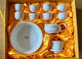 宝玉瓷茶具套装：1个盖碗（尺寸7.5*8.5厘米）+1个公道杯（尺寸12*9*5.5厘米）+1个茶洗（尺寸14.5*5厘米）+8个小茶杯（尺寸5*3厘米）·原盒原装·温润如玉·本世纪初期老物件