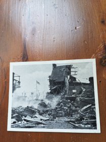 1932年一·二八淞沪抗战，中国军队19路军在闸北与日寇进行激烈地战斗，日军在废墟上还击的真实战斗场景，，，保真原版照，假一赔十，品好