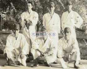 【上海史料】1941年 上海府西外路日军“上海陆军病院”内疗养的第15师团军医部担架队长小高四郎军医中尉（后排右1）与战友在医院大楼前合影照一枚（上海市立医院旧址位于今长海路174号，建成于1937年，是国民政府“大上海计划”建造的配套工程，上海沦陷后被日军占为“上海陆军病院”，抗战胜利后成为国民党军队的陆军联勤总医院，今为二军大附属长海医院使用。）