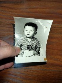 六十年代老照片 小朋友戴大像章