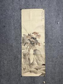 何磊，132X45，[近现代]（一九一六至一九七八）原名侣纪，广东省顺德县人。出自清贫，自幼刻苦绘事，喜爱美术，15岁到广州当报童，十五岁被高剑父收为入室弟子，课以画艺，从学甚为严谨，并改其名曰“磊”。由于名师栽培，深得剑父画法，用心之作，足以乱真。擅画工笔花鸟、虫鱼、解放后回广州，曾任广州人民美术社社长、广州美术学院国画系教师、广东美协理事等职。后进广州美术学院国画系教学，为画坛培育桃李。