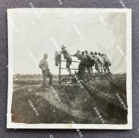 抗战时期 华中地区河边正在踩龙骨水车浇地的农夫和旁边好奇观看的日军第6师团辎重兵第6联队士兵 原版老照片一枚