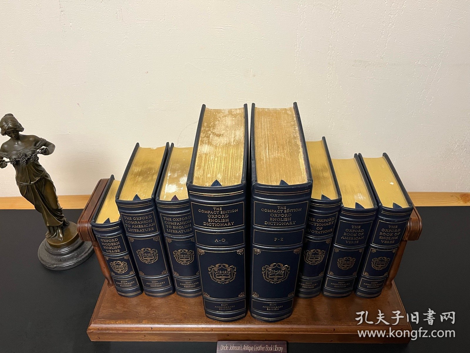 《牛津英语词典》The Oxford English Dictionary 牛津大学出版社成立500周年特别纪念版，富兰克林Franklin Library出版社联名精装特辑，真皮真丝真金，最大开本尺寸31X25，总重近38斤，限量编号2217 / 7500。 整套皮质完好无损，书口略有受潮掉金，低出（不含书架）。