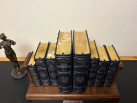 《牛津英语词典》The Oxford English Dictionary 牛津大学出版社成立500周年特别纪念版，富兰克林Franklin Library出版社联名精装特辑，真皮真丝真金，最大开本尺寸31X25，总重近38斤，限量编号2217 / 7500。 整套皮质完好无损，书口略有受潮掉金，低出（不含书架）。