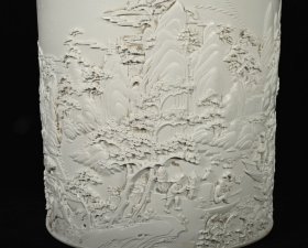 旧藏 清乾隆象牙白釉雕刻山水人物纹笔筒，高24.5×26厘米