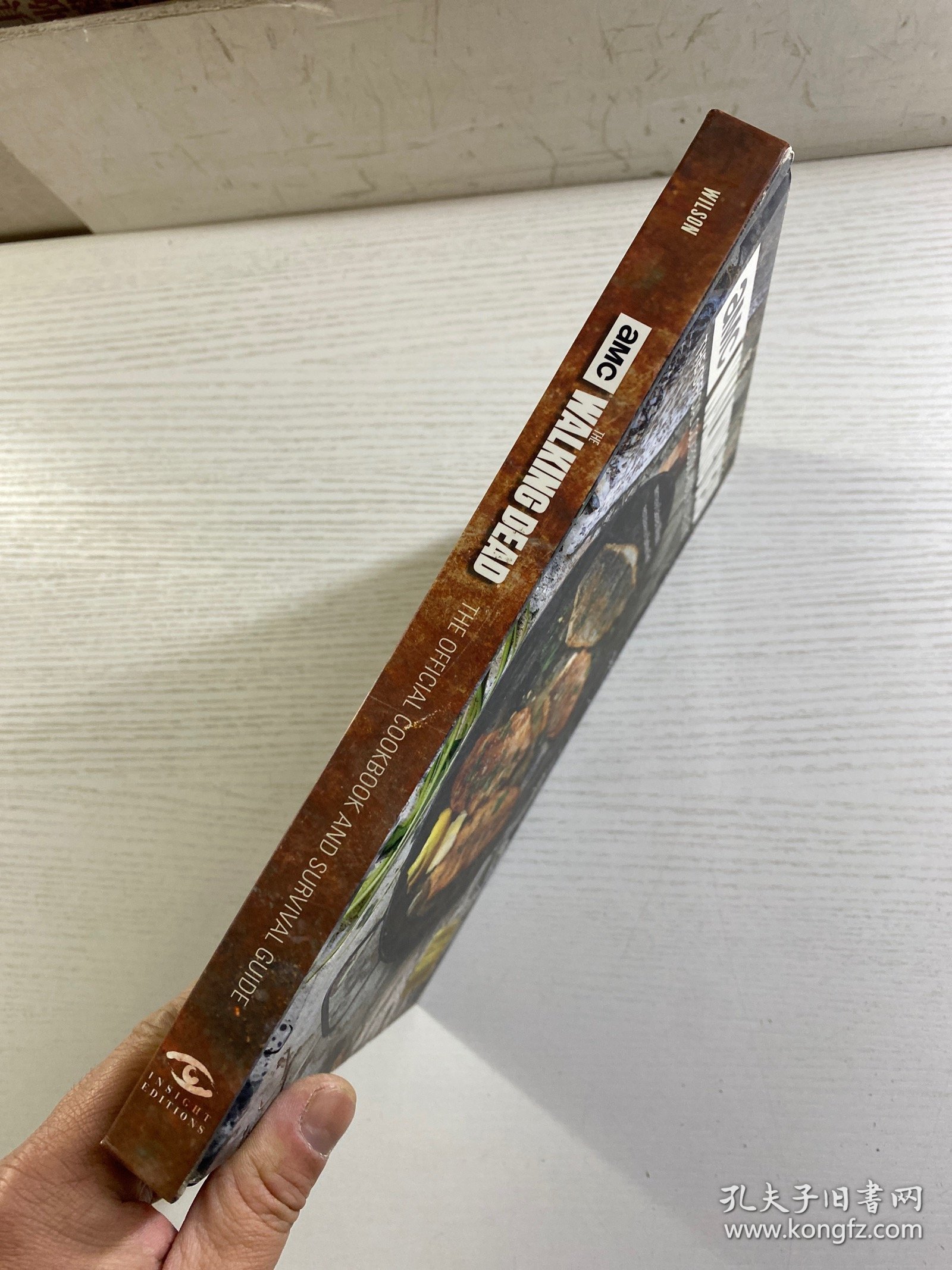 《AMC行尸走肉官方食谱与生存指南》（The Walking Dead: The Official Cookbook and Survival Guide ），由劳伦·威尔逊（Lauren Wilson）撰写，金允熙（Yunhee Kim）负责摄影。它基于美剧《行尸走肉》（The Walking Dead ）创作，包含剧中相关食谱及生存知识，是该系列IP衍生的美食与文化结合的书籍 。