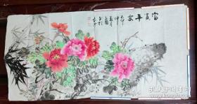 王子国 国画 花鸟画 富贵平安 132厘米X67厘米 王子国，1949年生于湖南益阳，1965年从军，服役于广东某部队，毕业于湖南工艺美术大学。受教于郦松臣、柯桐枝等老师，现为湖南省美术家协会会员，湖南省花鸟画家协会理事，湖南省直书画家协会特聘艺术家，湖南湘江书画院副院长，湖南湖湘名人书画馆特聘艺术家，湖南城市学院客座教授，湖南电大国画教授。