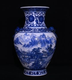 大清乾隆青花山水纹兽耳瓶，高33.3×23厘米