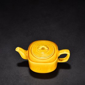 明弘治娇黄釉刻凤纹方壶 高8.5厘米 宽15厘米