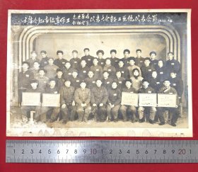1973年出席合肥市先进单位积极分子代表大会轻工系统代表合影，有合肥烟厂、合肥酒厂代表