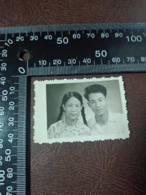 58年夫妇（长辫子）于南京永利签赠照片一张，Z503
