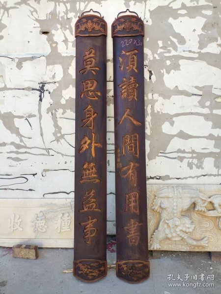 旧藏楠木描金包柱对联一对，保存完好品相一流。