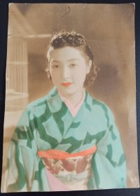 民国银盐老照片 日本和服美女 手工上色老照片 上方有点折痕 品好如图 尺寸长15cm 宽10.6cm