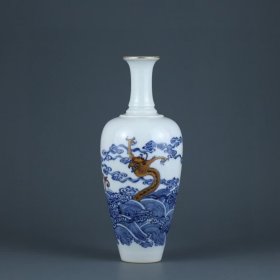 清嘉庆 青花矾红描金海水龙纹莱菔尊
高度19.5cm，口径3.6cm，肚径8cm。