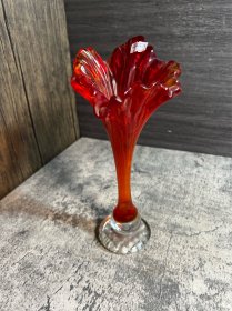 80年代，红玻璃喇叭花瓶一只