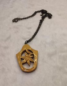 海外回流 vintage黄杨木项链 小年份 保存完好 漂亮至极 收藏珍品  独一无二的款式 品相如图 细节可见，看好下单 出售不退 中古物品 多少都有岁月痕迹 介意慎拍 矫情 大刀的请您绕行，珍惜彼此的时间 万分感谢 随缘出货 愉快成单 开心胜过一切  偏远地区邮费另算  感谢理解