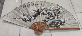 现代梅花竹扇一把，尺寸高88厘米，长120厘米，扇面上有水渍印。