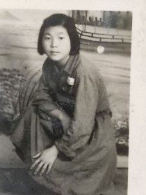 1953年中国人民解放军美女着裙子50式军装照片“送熊梅英同志，侯毓*”