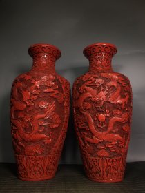 剔红漆器花瓶一对 高38厘米，宽20厘米，重2500克