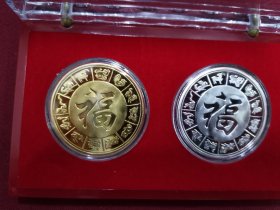 2010年庚寅年彩金·彩银纪念章一盒2枚，中国金币总公司发行，全新！生肖虎。