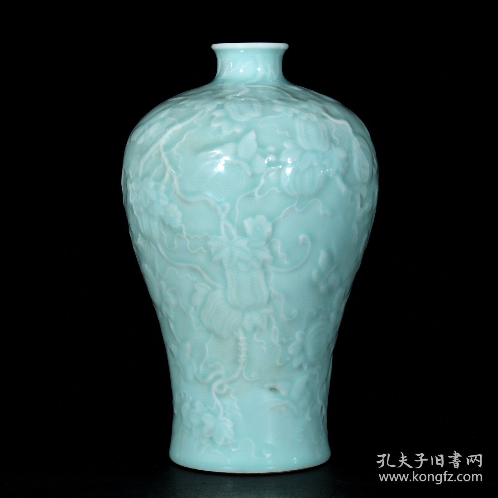 清乾隆粉青单色釉雕刻瓜蝶纹梅瓶；32x18厘米