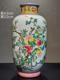 美品·款识“大清乾隆年制”精工细作满工粉彩“福寿三多”纹灯笼瓶。