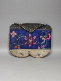 清代老钱包。老绣花。长12cm宽10cm厚0.35cm。