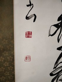 （1）带木箱挂轴老书法《杜甫绝句 迟日江山丽 春风花草香 泥融飞燕子 沙暖睡鸳鸯》临济宗大德须贺玄道师书法，名家精品 原装旧裱 钤印 纸本立轴 尺寸196cmX54 画心尺寸152cmX40.5品相好