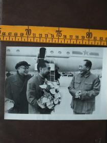 ⑤【拆迁收来的】老照片《伟大领袖毛主席在机场迎接周恩来、朱德同志》尺寸17X12cm——更多藏品请进店选购选拍！[位置：铁柜—12】