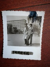 81年老照片，同学留影照一张(背面有说明)，摄于吉林站前