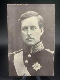 比利时1914年，国王阿尔贝一世照片版明信片。
背面日期是1914年4月30日，距离一战爆发还有3个月。