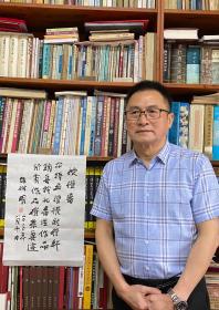 张树明，生于1954年，中国书法家协会会员，四川省书协五届理事。荣获第五届全国书法篆刻展＂全国奖＂，四川省人民政府巴蜀文艺奖。
入选全国第四届中青年书法作品展，全国第五届书法作品展，全国第六届书法作品展，全国第八届书法作品展，首届国际著名书法家作品展…

《 华严经集联》，保真，17 X 94cm X 2，未裱，送简历页一页，d8023

作者授权代理，附作者授权书，本帖售品不含授权书实物及图片。