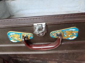 老皮龙凤牌大手提箱77*55*23厘米的，重
.如图