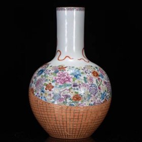 清乾隆年粉彩描金花篮纹天球瓶37*24