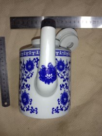 景德镇制:陶瓷青花开光 …花开富贵茶壶(壶底面印有景德镇制印章，详看如图 下单慎重介意勿拍)具有 收藏实用价值。