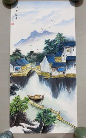 山水画，烟雨江南，半工笔半写意的画法，山东省美协吕秀华老师的大作，笔名东月，美术生导师，喜爱花鸟、山水人物、作品多次获奖，吕老师的纯手绘作品，假一赔万，正面一幅画，背面一幅画，支持第三方鉴定，吕老师的山水皴法点染，浓淡干湿焦，行云流水，树木和房屋，小船，人物的刻画非常细，很有味道。1米×50公分，3尺整张的硬卡纸作品，不用装裱了，回家可以直接装框了，家里客厅，卧室，书房，玄关，中堂都可悬挂。