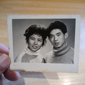 老照片-七十年代一对年轻爱人合影（二人穿圆领毛衣）