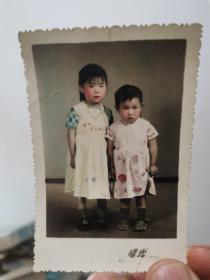 【绘画素材】一张60年代老照片：姐妹二个小朋友合影，手工上色，安庆曙光照像馆