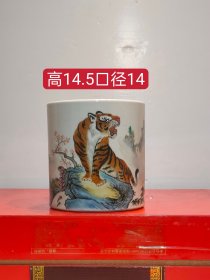 下乡收来底款竹韵手绘笔筒一个，器型端正，画工形象逼真，色彩纯正，老化明显，细节如图