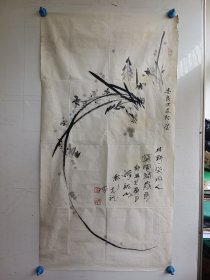 河南著名书画家杜克礼，水墨手绘兰花一副，品相稍差，尺寸104x53厘米，保真包手绘 杜克礼，1942年生，字清白山人，书斋名为清白斋，现任河南省文史研究馆馆员。曾任政协河南省委员会第七、第八届委员，政协许昌市委员会常委，河南省美术家协会理事，中国民间美术学会河南分会副会长，许昌市美术家协会主席，许昌市群艺馆馆长。当代实力派书画艺术家，国画代表作为鹰、兰、荷等；书体则自成一格。