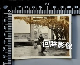 民国打伞旗袍美女在庭园中留影3张合售