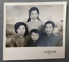 1961年祖孙4人合影留念老照片（背题）北京西外照相馆