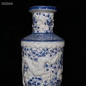 大明嘉靖青花留白雕刻龙纹瓶