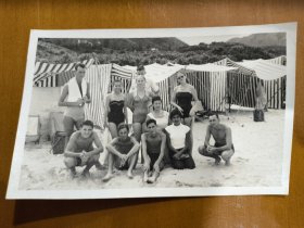 五十年代香港国外游客浅水湾合照老照片