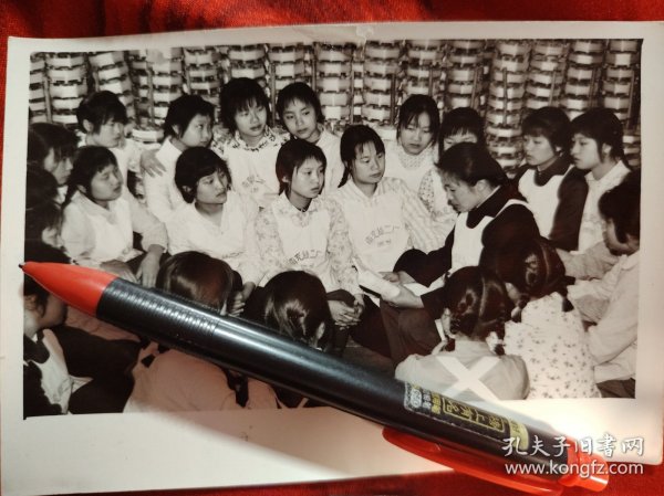 1973年照片四川省南充缫丝二厂党委委员曾淑芳同青年工人一起学习毛主席著作